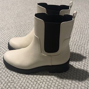 Stylish Women's White Old Navy  Ankle Boots